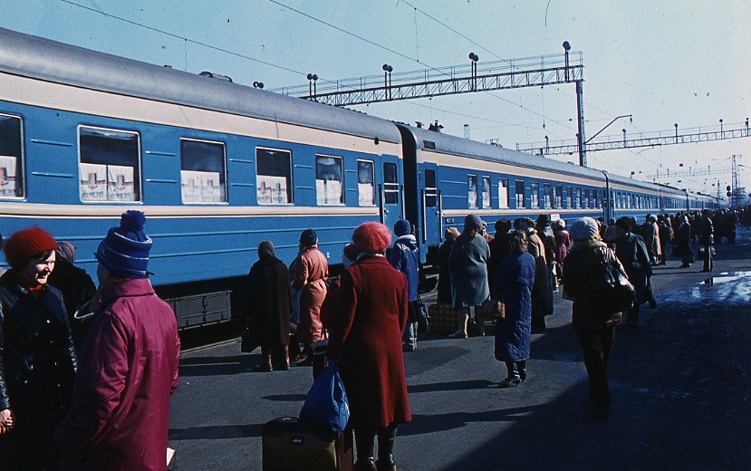 Поезд москва пермь. Фирменный поезд Кама. Фирменный поезд Кама Пермь Москва. Поезд Москва Пермь 2 Кама. Поезд Кама Москва Пермь.